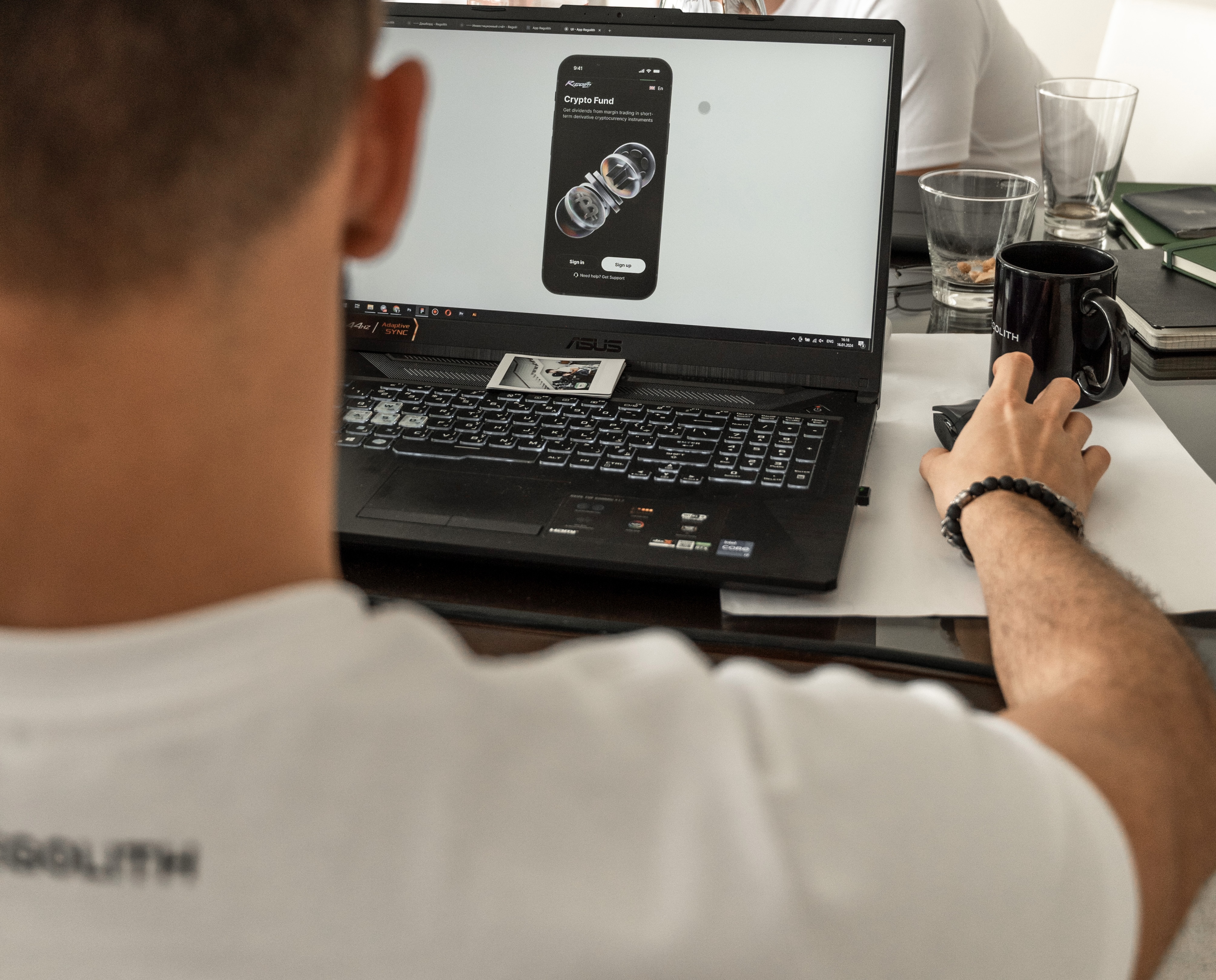 Сотрудник Regolith в фирменной футболке за работой над приложением.