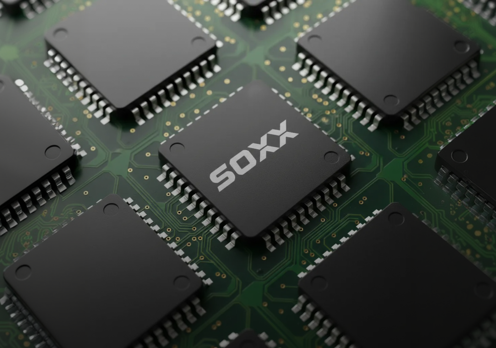 Микрочип с надписью SOXX на материнской плате – иллюстрация iShares Semiconductor ETF.
