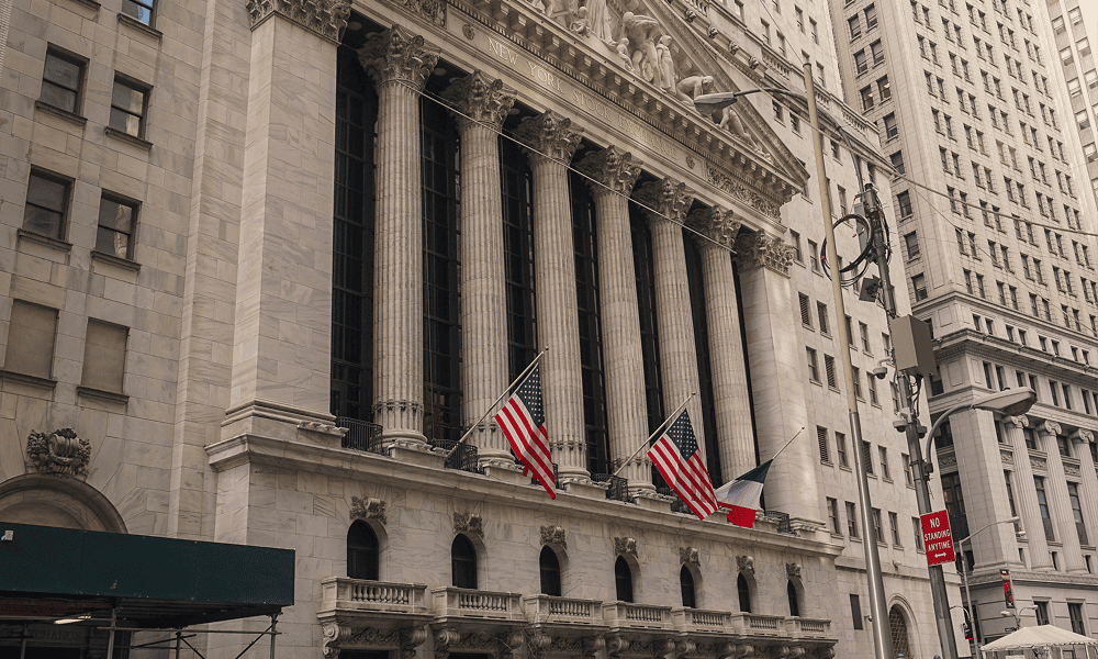Здание Нью-Йоркской фондовой биржи (NYSE) с американскими флагами на фасаде. Фото: Jeffrey Zeldman from Manhattan, USA · CC BY 2.0