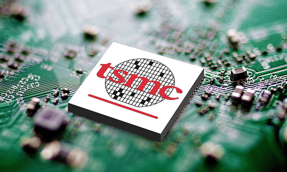 Логотип TSMC на чипе на печатной плате