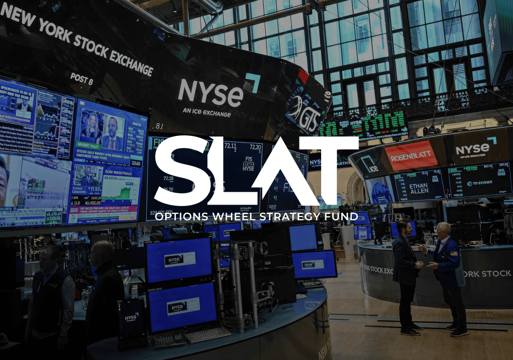 Обложка SLAT Fund на фоне торгового зала Нью-Йоркской фондовой биржи.