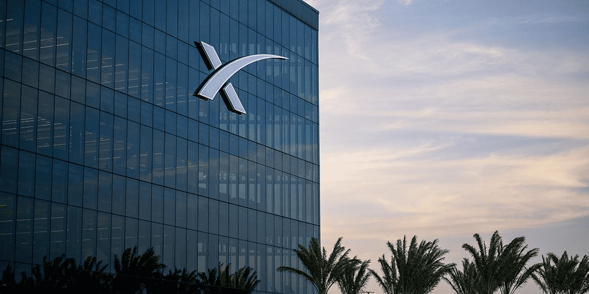 Здание SpaceX с логотипом компании на стеклянном фасаде.