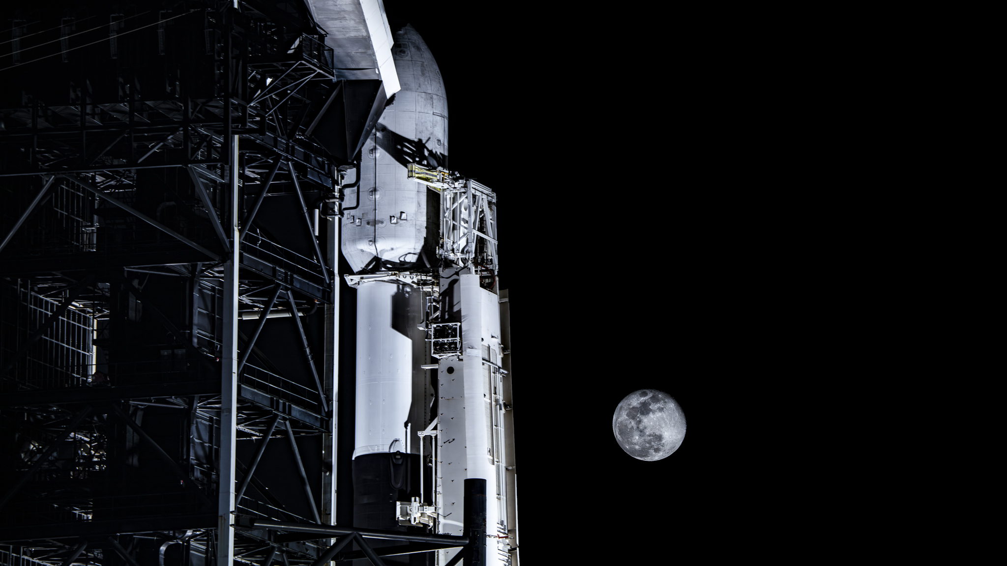 Ракета SpaceX на стартовой площадке на фоне полной Луны.