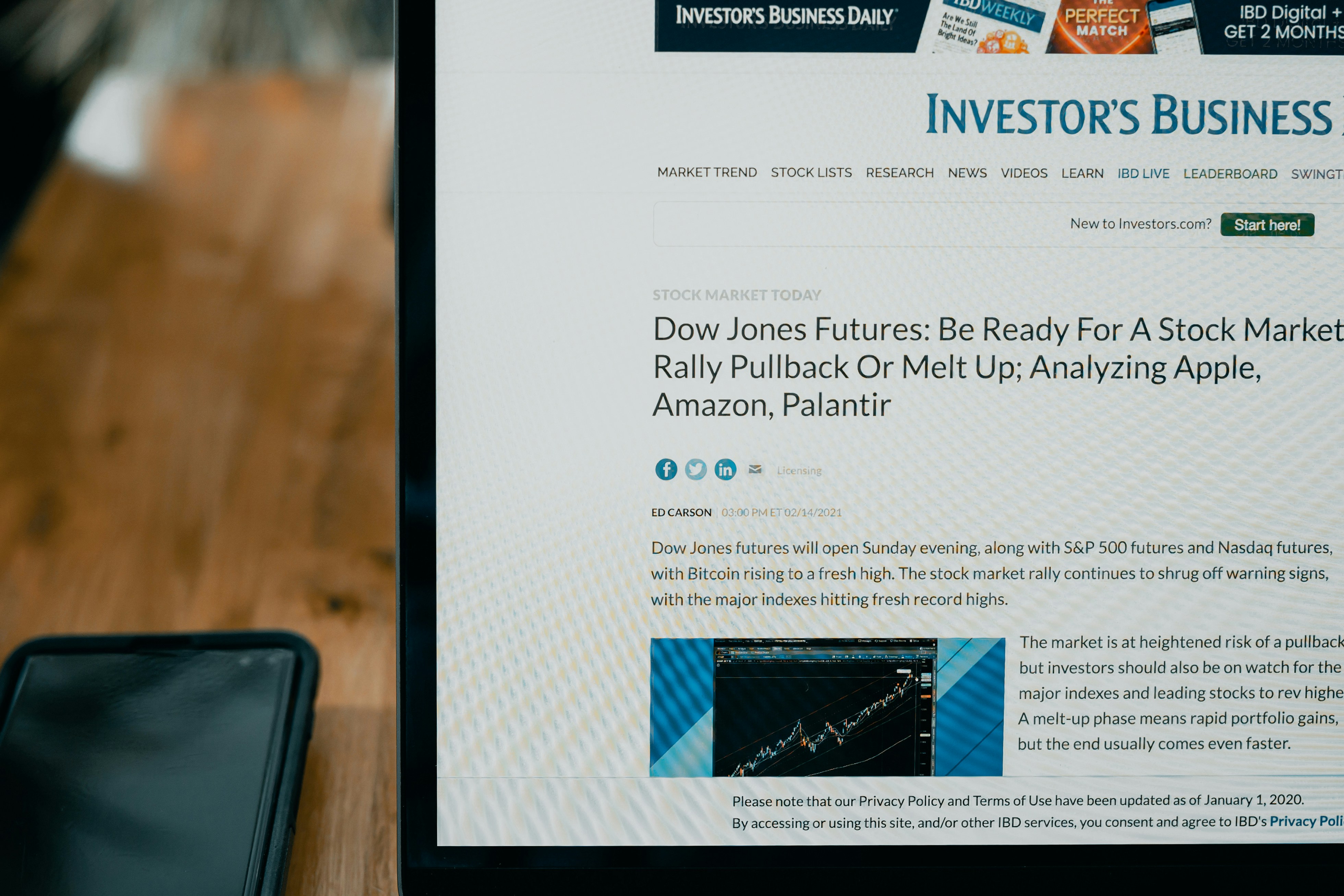 Статья о фондовом рынке и фьючерсах Dow Jones открыта на экране компьютера.
