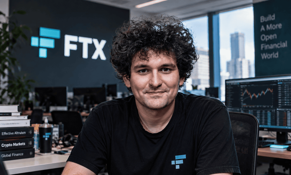 Стилизованное изображение в офисе FTX на фоне логотипа биржи и торговых мониторов.