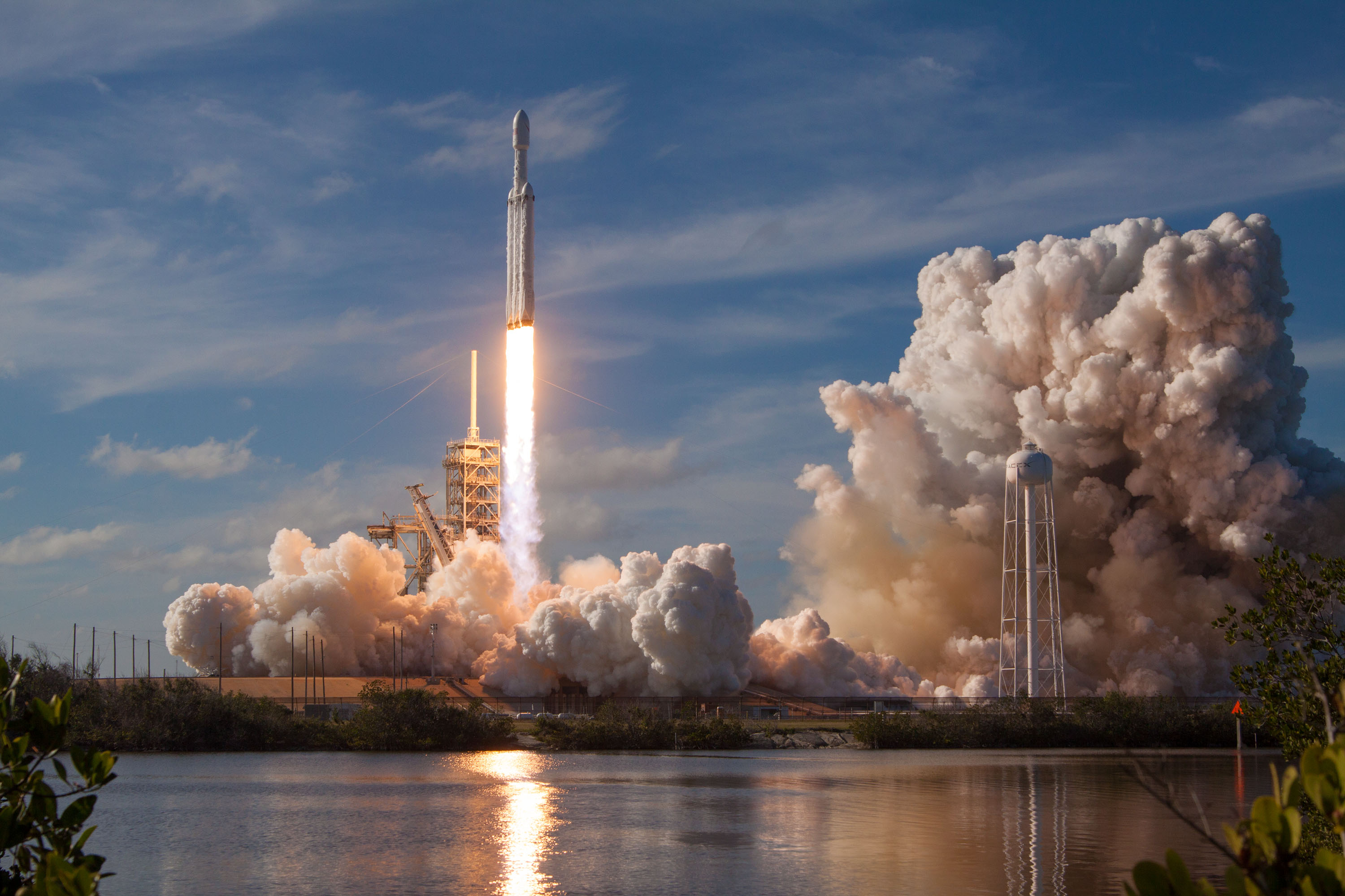 Falcon Heavy взлетает над стартовой площадкой.