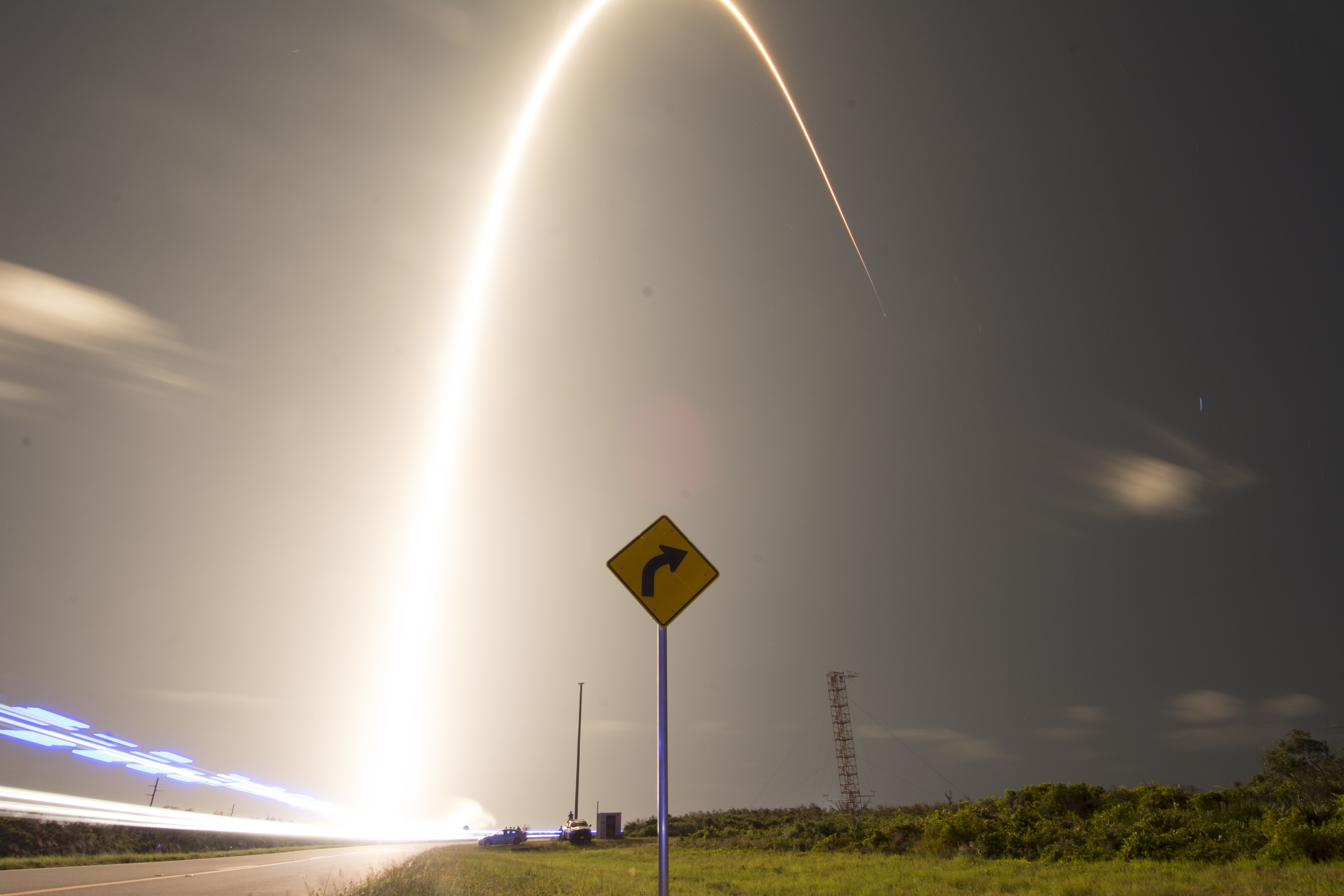 Световой след ночного запуска Falcon 9 со спутниками Starlink над мысом Канаверал.