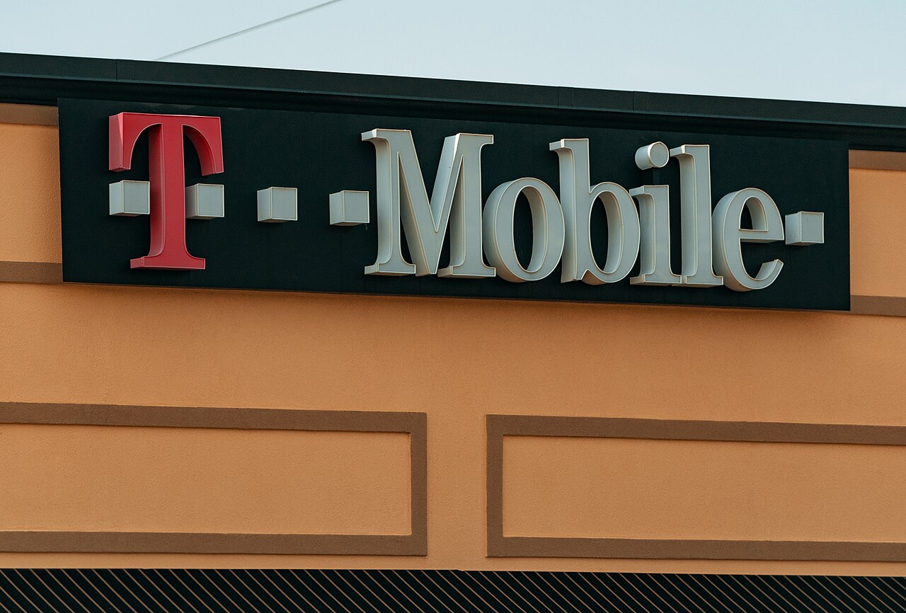 Вывеска T-Mobile над входом в магазин оператора в Эппл-Вэлли, Миннесота.