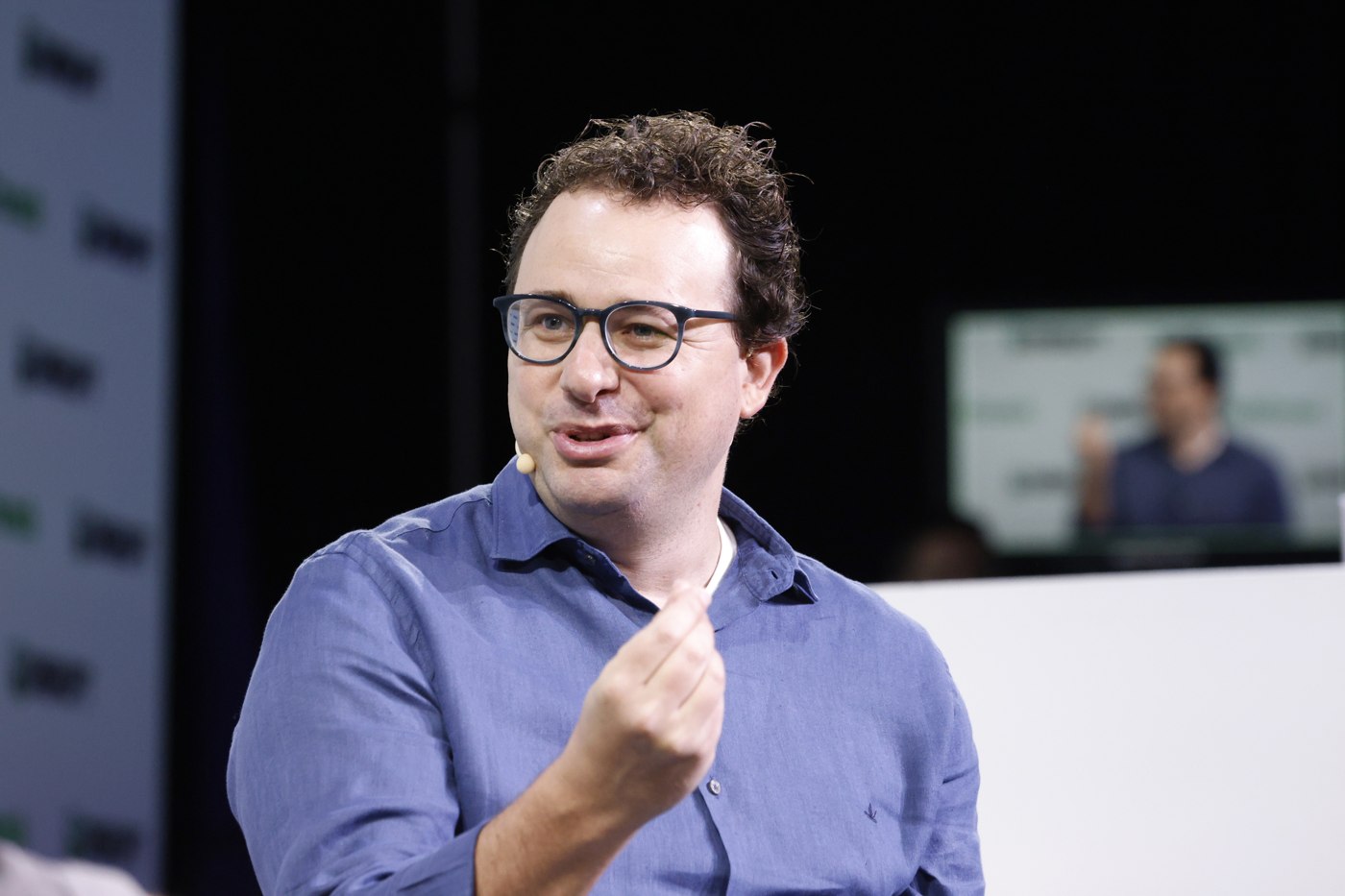 Сооснователь и генеральный директор Anthropic Дарио Амодеи выступает на TechCrunch Disrupt 2023.