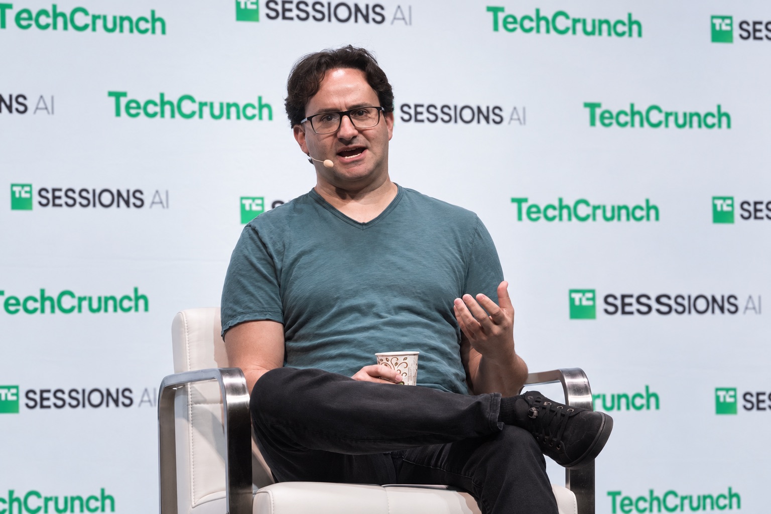 Сооснователь Anthropic Джаред Каплан выступает на конференции TechCrunch Sessions AI в 2025 году.