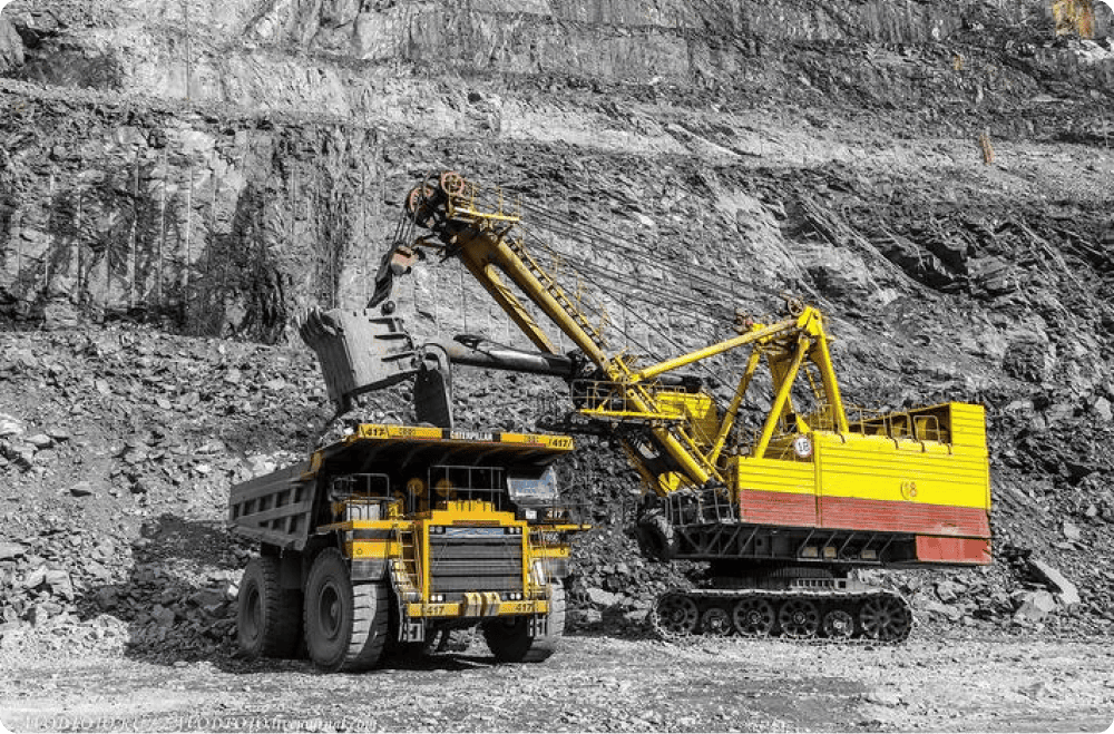 Добыча руды на открытом карьере золотодобывающей компании