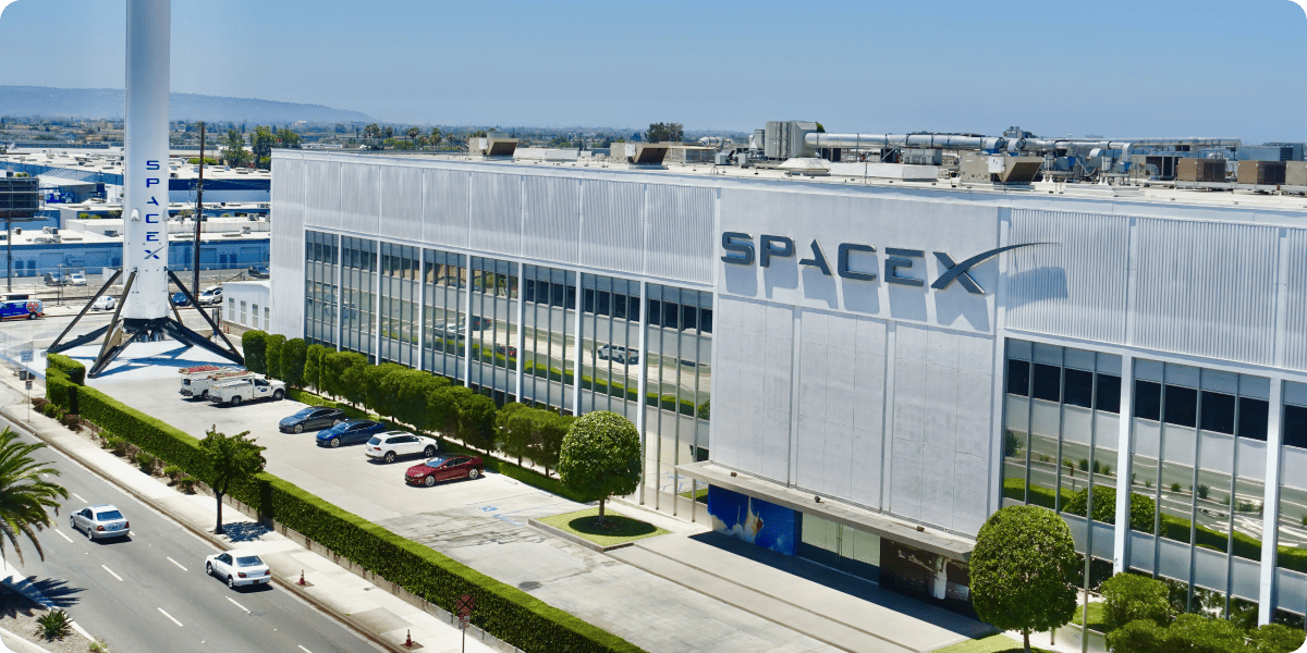 Производственный комплекс SpaceX в Hawthorne (Калифорния) с возвращенной первой ступенью Falcon 9 у входа