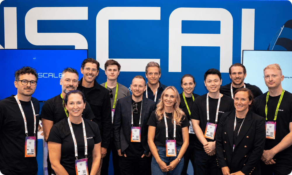 Команда Nscale на выставочном стенде компании.