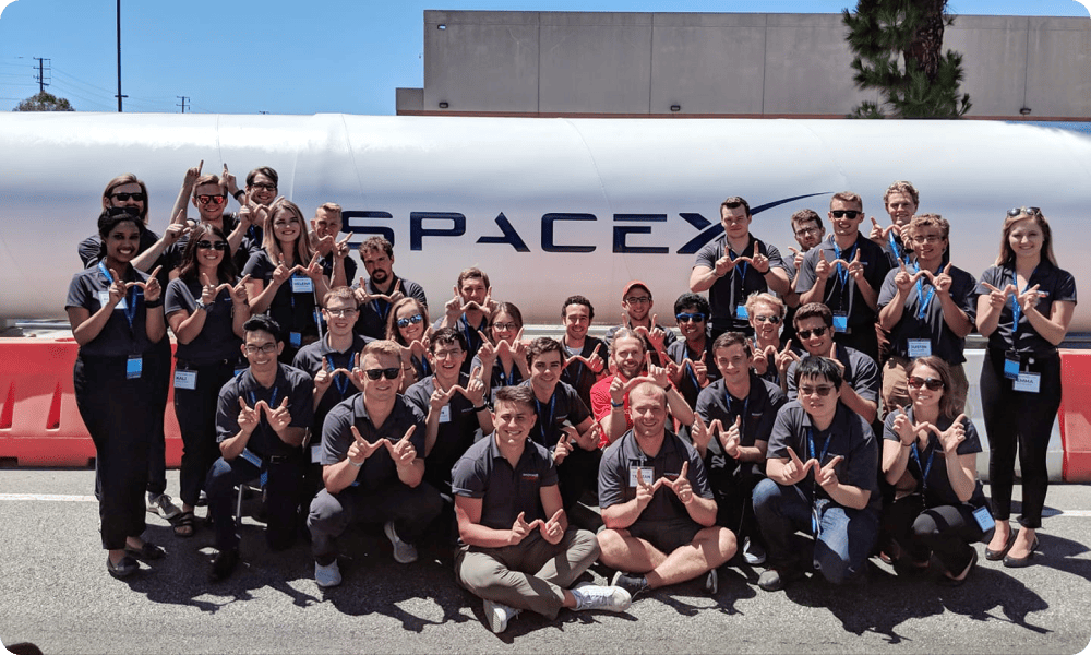 Команда SpaceX перед ракетой Falcon