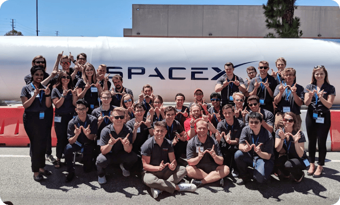 Команда SpaceX перед ракетой Falcon
